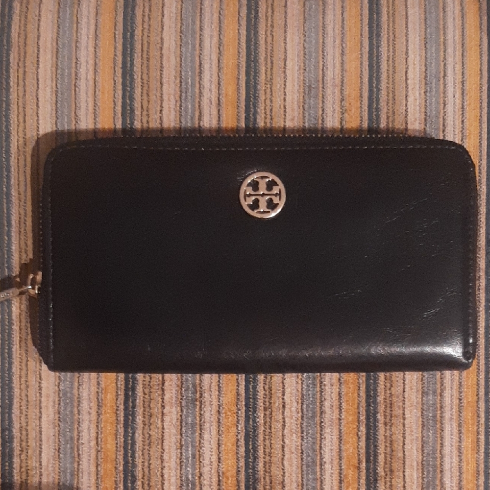 EUC Tory Burch Large🖤Black Leather Wallet with Gold Emblem HOLDS 12 CARDS